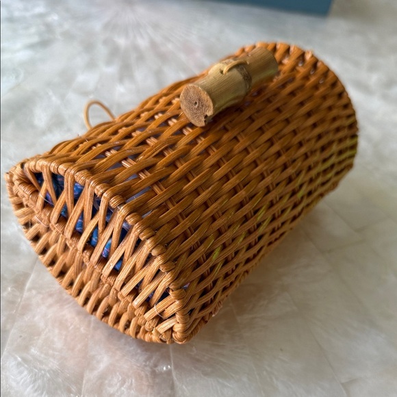 Lilly Pulitzer Elegant Tan Woven Basket Clutch with Blue Interior Brand New - Picture 7 of 7